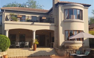 4 Bedroom House in Shere