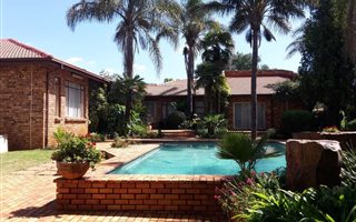 4 Bedroom House in Die Hoewes