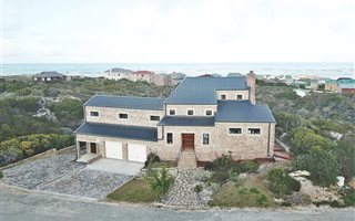 4 Bedroom House in Suiderstrand