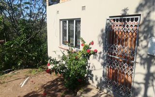 1 Bedroom Garden Cottage in Umhlatuzana