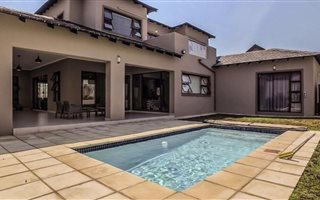 5 Bedroom House in Waterfall Estate