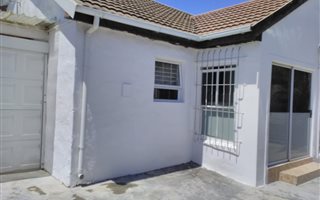 6 Bedroom House in Malibu Village