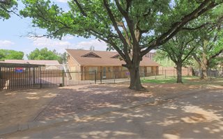 9 Bedroom House in Die Bult