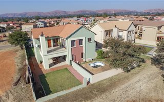 5 Bedroom House in Theresa Park