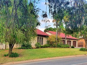 6 Bed House in Waterkloof Heights