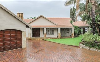 4 Bedroom House in Aston Manor