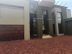 3 Bed Townhouse in Vanderbijlpark SE