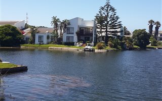 4 Bedroom House in Marina Da Gama