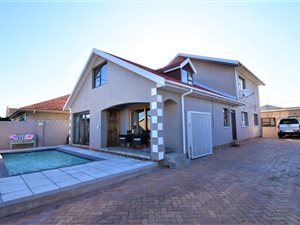6 Bed House in Grassy Park