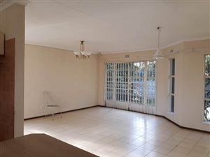 2 Bed Flat in Lombardy East