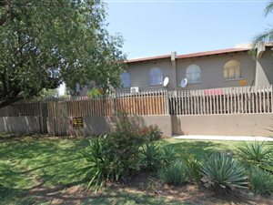 3 Bedroom Duplex in Verwoerdpark