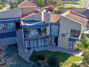 4 Bed House in Outeniqua Strand