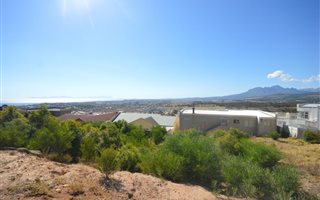 548 m² Land available in Gordons Bay Central