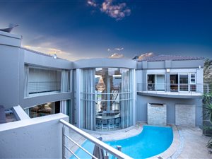 5 Bed House in Silver Lakes Golf Estate