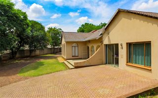 4 Bedroom House in Aston Manor