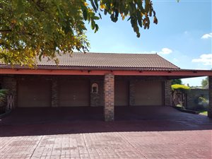 4 Bed House in Vandermerweskroon