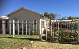 3 Bedroom Cluster in Postmasburg