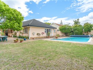 4 Bed House in Bergvliet