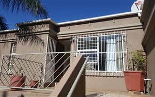 2 Bedroom Apartment in Roodekrans