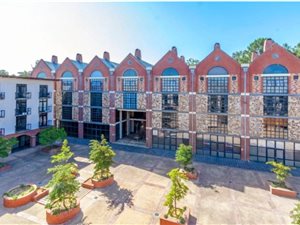 2 Bed Apartment in Onder Papegaaiberg