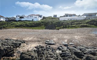 880 m² Land available in Beachview