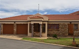 2 Bedroom Townhouse in Grimbeek Park