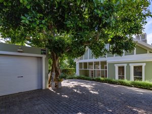 4 Bed House in Three Anchor Bay