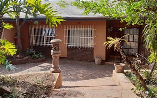 4 Bedroom House in Constantia Kloof