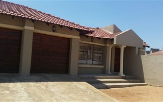 3 Bedroom House in Serala View