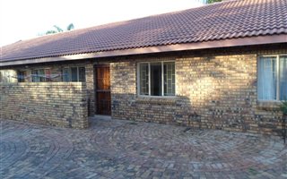 2 Bedroom Townhouse in Doornpoort and surrounds