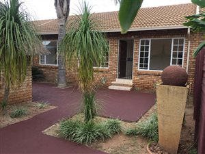 2 Bed Townhouse in Rooihuiskraal North