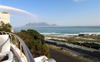 5 Bedroom House in Bloubergstrand
