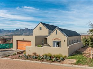 3 Bed House in Longlands Country Estate