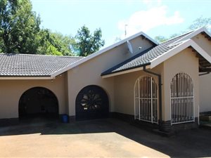 4 Bed House in Blackridge