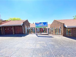 6 Bed House in Moreleta Park
