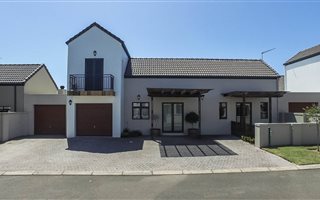 4 Bedroom House in Meerensee