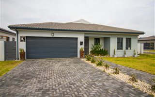 3 Bedroom House in Burgundy Estate
