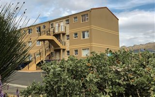 2 Bedroom Apartment in Sir Lowrys Pass
