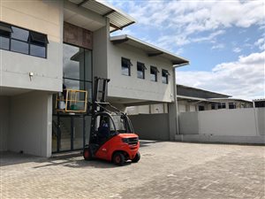 732 m² Industrial space in Airport Industria