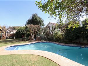 5 Bed House in Elma Park