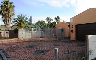 3 Bedroom House in Mikro Park