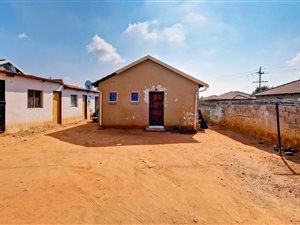 9 Bed House in Cosmo City