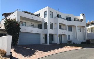 6 Bedroom House in Paradise Beach