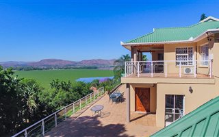 5 Bedroom House in Kosmos