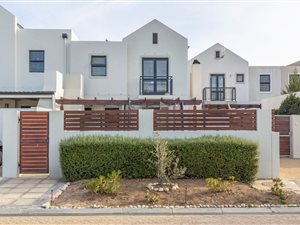4 Bed House in Kelderhof Country Village