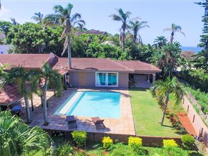 8 Bed House in Illovo Beach