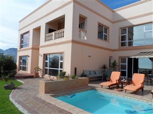 534 m² Commercial space in Gordons Bay Central
