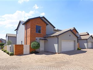 3 Bed Duplex in Honeydew Manor
