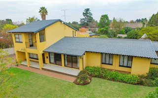 4 Bedroom House in Aston Manor