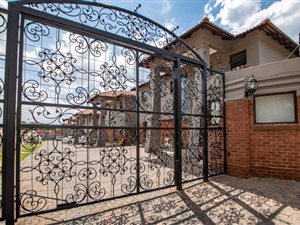 4 Bed Duplex in Rouxville